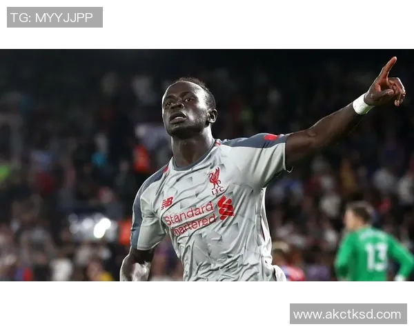 服役中的足球明星：他们如何在军旅生涯中继续追逐梦想与荣耀